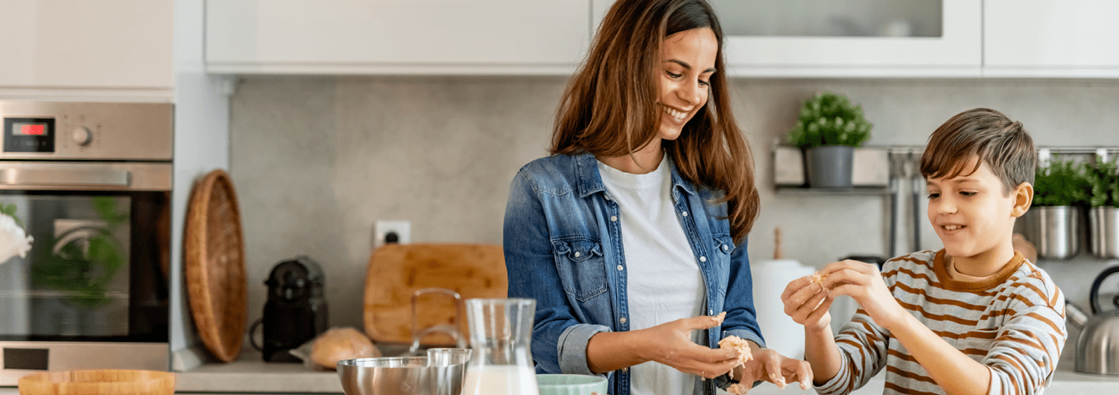 1992614-25 IU65 Webpage Covers_Mom and son_1600x565